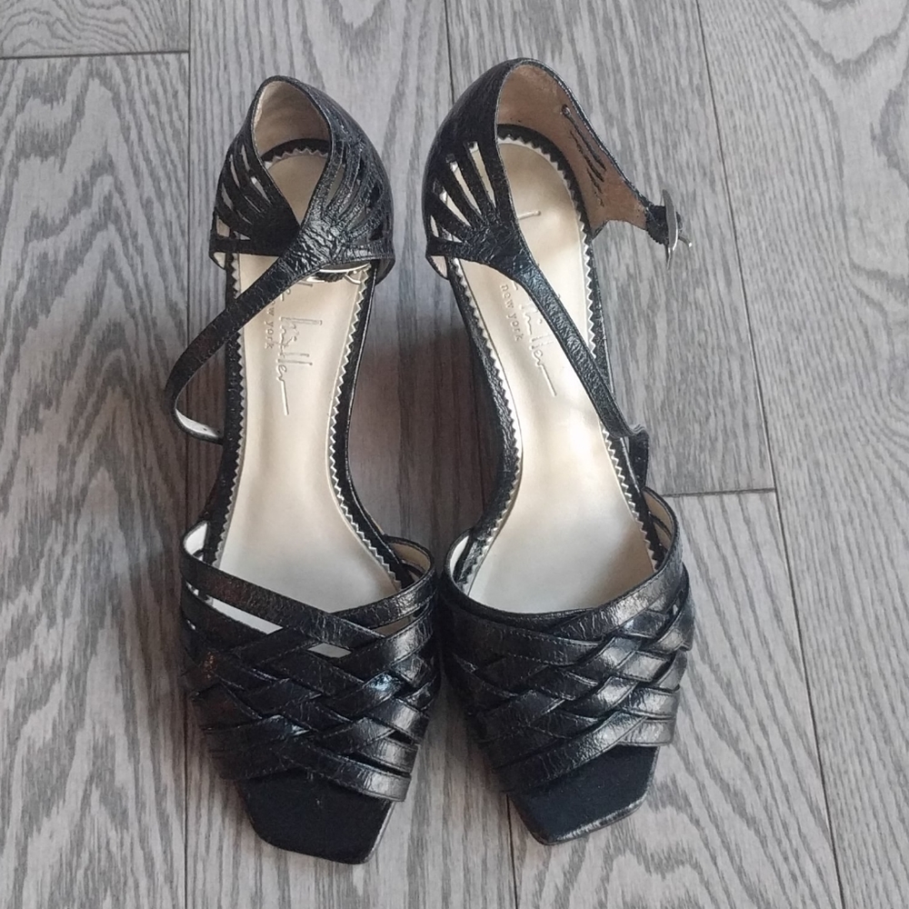 Beautiful sandals by Nicole Miller 🍀🌸🌷